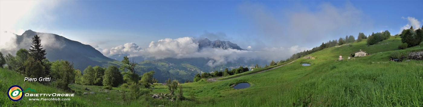 10 Partenza dal parcheggio d'Alpe Arera (1600 m) con nubi sparse sulle cime.jpg